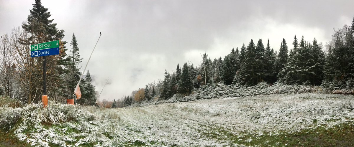 StoweMtResort's tweet photo. This just in. Stowe’s first snow❄️ #stowemt #seizetheseason 
P: Scott Braaten https://t.co/xTDJd1xEjF