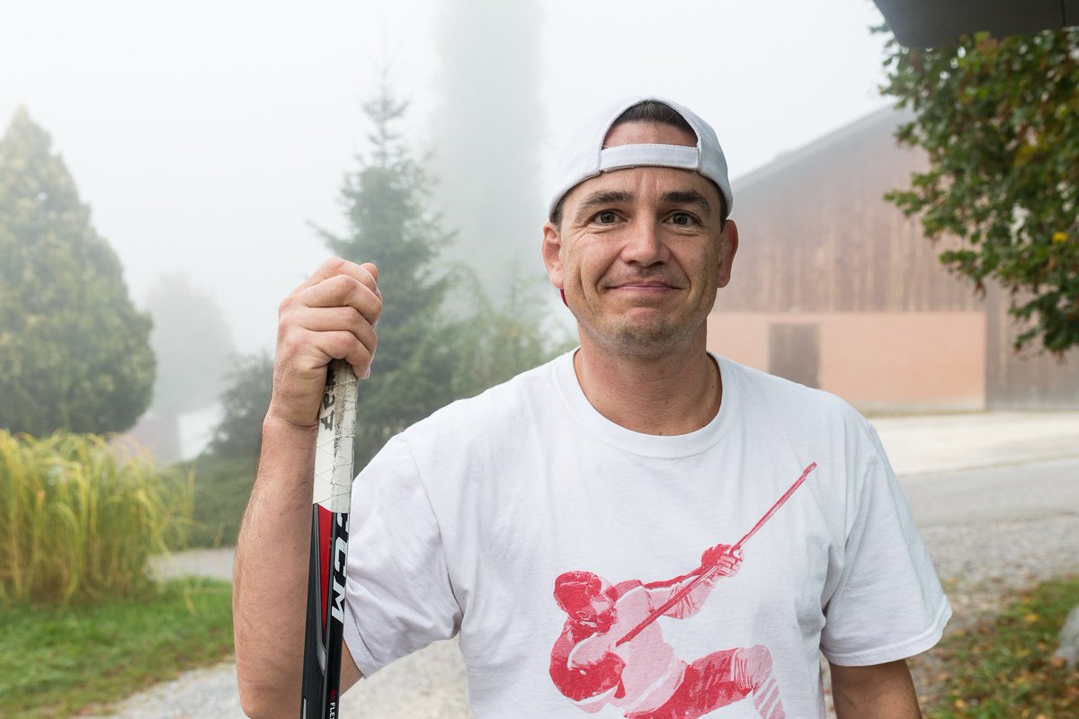 plattformj_ch's tweet image. Darryl Stettler reist mit seiner Familie für eine Spielzeit von #BritishColumbia ins Berner Oberland. Der 40-Jährige ist des Spielens noch nicht müde und absolviert beim SC Unterseen-Interlaken eine seiner letzten Saisons. ow.ly/EnvS30mduAi #SCUI #eishockey