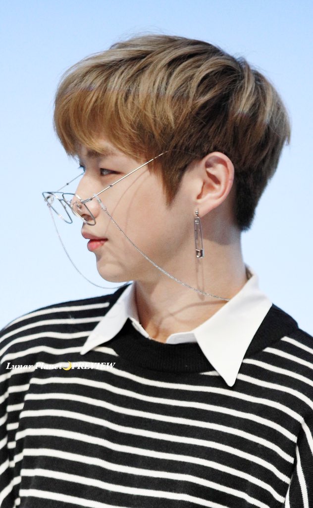 LunarPlanet1210's tweet photo. 🍑181013 플레시아 팬미팅
역시 아이웨어 참모델👍🏻
#워너원 #wannaone #강다니엘 #KangDaniel #カンダニエル https://t.co/OBwz3vrYrM