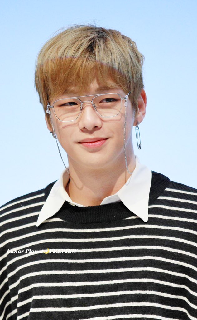 LunarPlanet1210's tweet photo. 🍑181013 플레시아 팬미팅
역시 아이웨어 참모델👍🏻
#워너원 #wannaone #강다니엘 #KangDaniel #カンダニエル https://t.co/OBwz3vrYrM