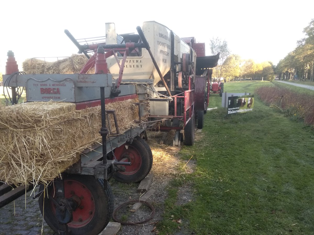 Start van de evenementen in Noordenveld in het kader van #DAFW18 met een antieke strobalenpers. Wethouder @Alexwekema stopte er de eerste strobossen in. Bij de <a href="/duurzaamconcept/">De Blakervelderhoeve</a> Blakervelderhoeve in #Roden. In samenwerking met <a href="/deNleefstijl/">de Nieuwe Leefstijl</a>.