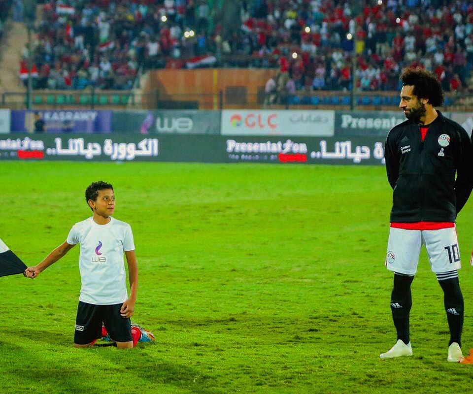 طفل يرى حلمه، وملك يرى ماضيه ❤️ (📸: @MoSalah )