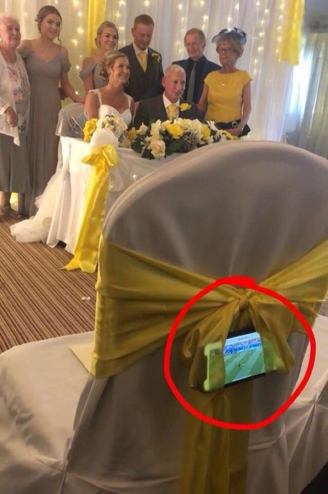Footy_Post's tweet photo. Priorities first ⚽😂 https://t.co/E77Ki9aHmk