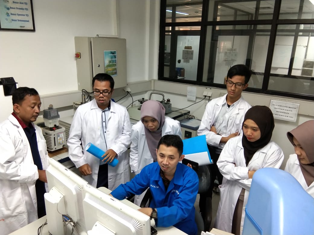 polimer_bppt's tweet image. Salah satu kegiatan training Plastic Additives yang diselenggarakan pada tanggal 9 - 11 Oktober 2018 yaitu praktik di laboratorium dengan topik Morphology with SEM dan diakhiri dengan foto bersama para peserta dan pengajar training. #training #plasticadditive #PlasticTechnology