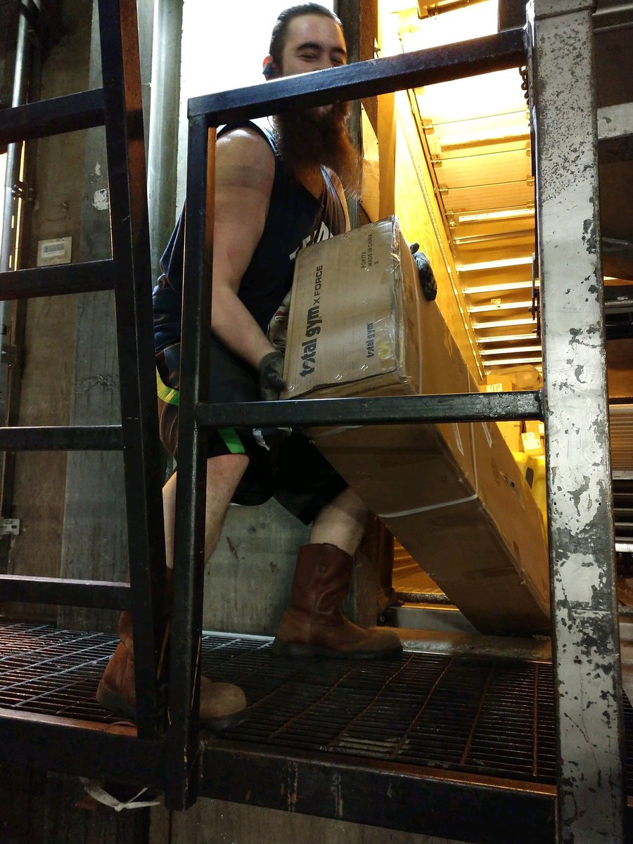Michael got caught working safely. He did a great job not grasping those straps around the package!!#CaughtSafely <a href="/kennethcherry26/">Kenneth</a> <a href="/CharlieBeswick/">Charlie Beswick</a> @DesertMTUPSers