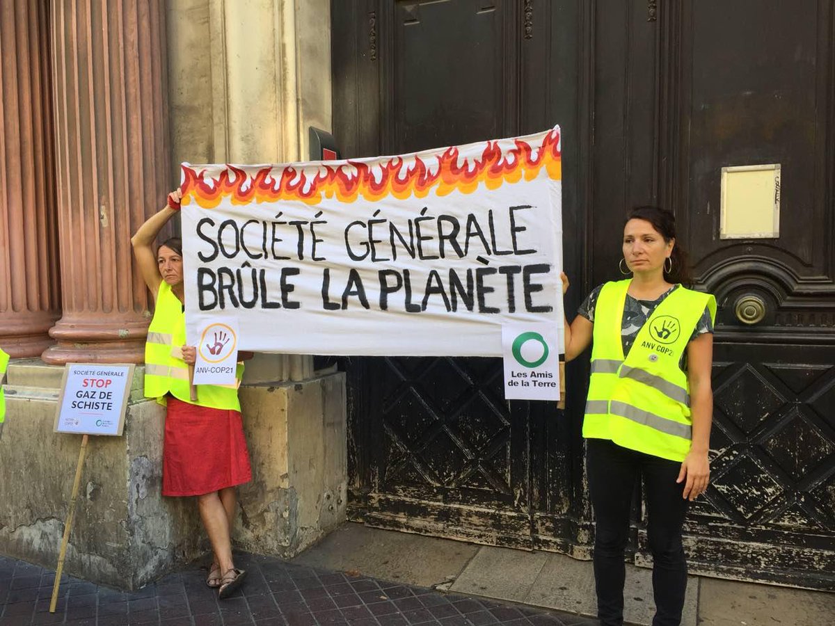 amisdelaterre's tweet photo. 📣ACTIONS EN COURS 📣En cette journée de mobilisation pour le #climat, @SocieteGenerale est visée dans de nombreuses villes en France pour son soutien aux énergies sales ! #IlEstEncoreTemps de rester sous 1,5 °C : stop aux agissements climaticides des acteurs privés ! https://t.co/RhwO0YhzVh