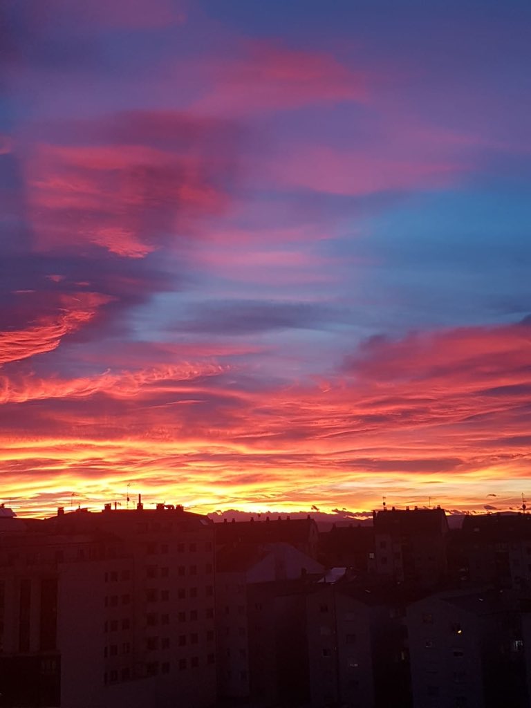 Pilar_tallon_'s tweet photo. Espectacular el cielo con el que hemos amanecido hoy en Lugo, y en otros lugares de nuestra preciosa Galicia!
#galiciabonita #galiciacalidade 
#ceosgalegos #coresdoamencer https://t.co/mjaqmBkCWe