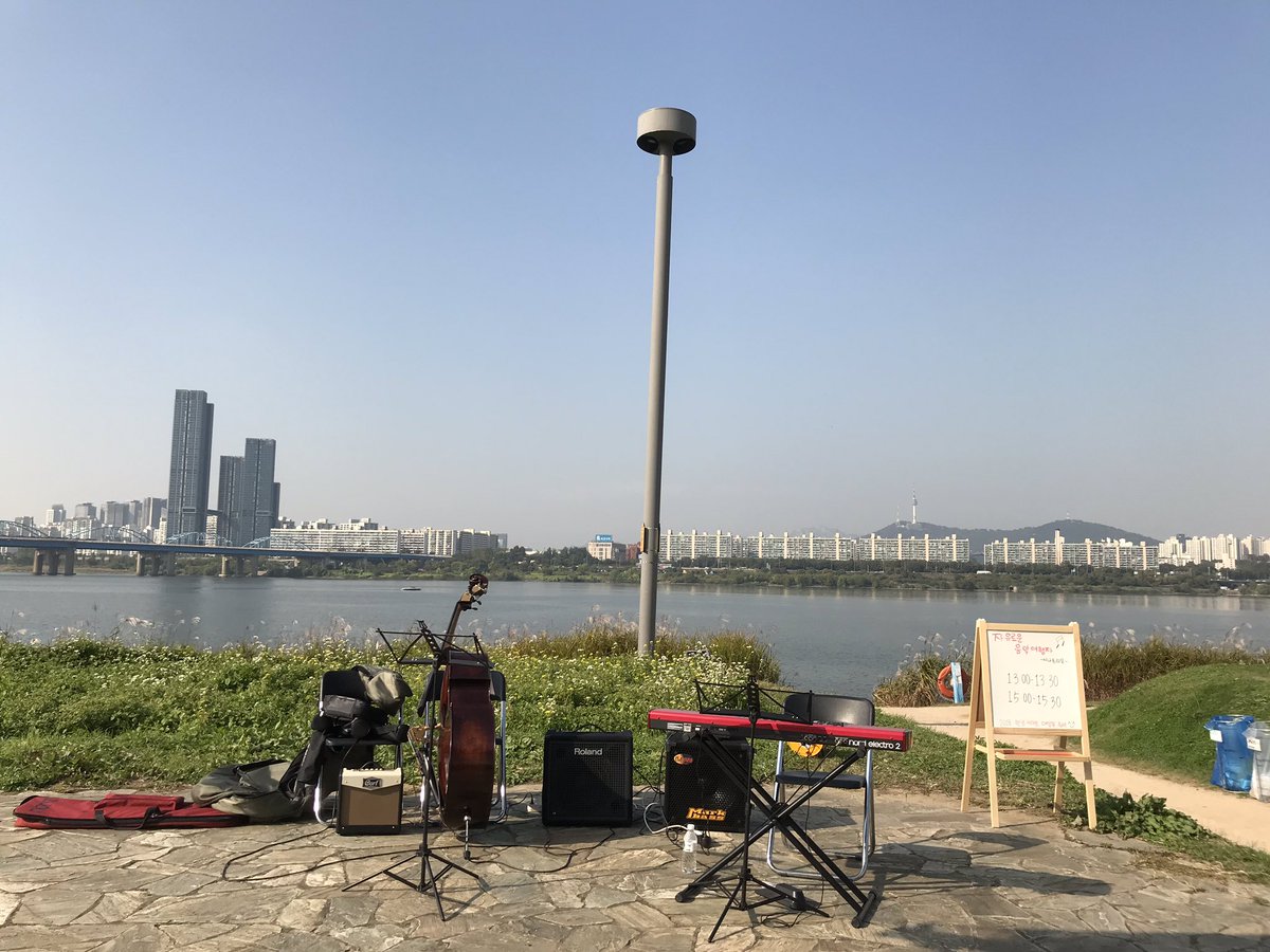 비둘기 똥 피해가며 연주 했음