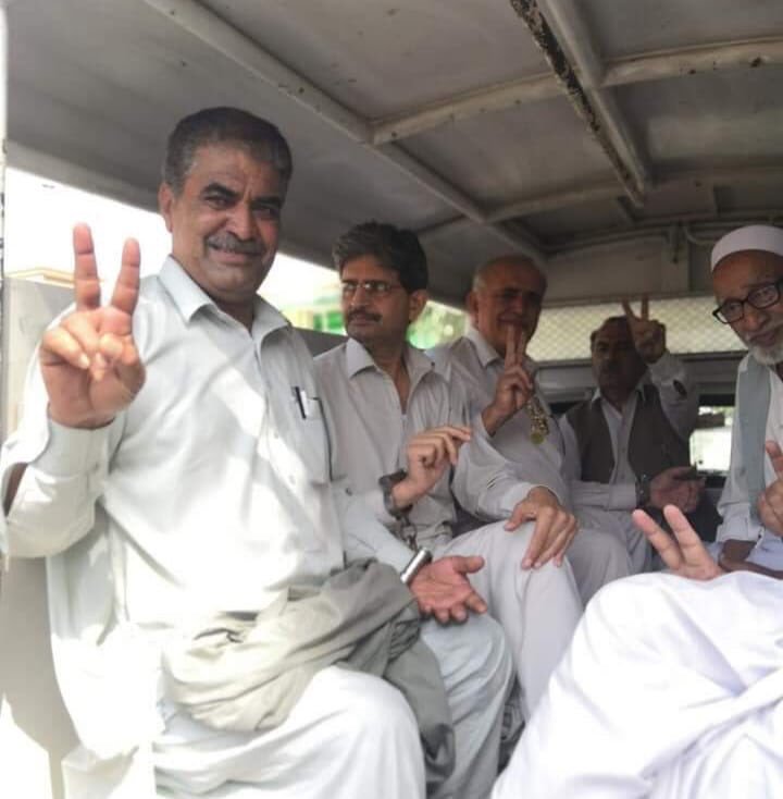 kzburki's tweet photo. معصوم لوگوں سےزندگی کا حق چیننے والوں کو پروٹوکول دیا جاتا ہے جبکہ زندگی کا حق مانگنے والوں کو جیل بھیجا جاتا ہے یہ ہمارا معیار انصاف ھے
جینا عذاب ھے یارب
#RaoAnwar
#PTMworkers
#ReleasePTMActivists
@a_siab @ImranKhanPTI @atifthepoet @FarhatullahB @gabeeno @tribaljournlist https://t.co/tjDm54S5K4