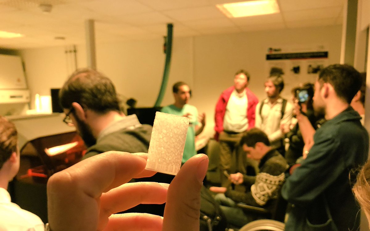 instantscience's tweet photo. #FDS2018 Le @LaasCNRS s’est doté récemment d’un Fab Lab est développe une technologie d’impression 3D pour le vivant comme de l’os par exemple 😲 https://t.co/X93Sn2MoWQ