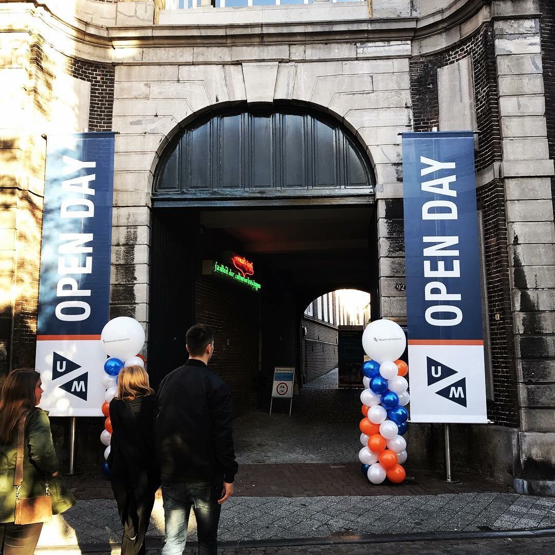 FasosMaastricht's tweet image. We are ready to welcome new prospective bachelor students on this sunny autumn day 🍁🌞#UMBOD18 #maastrichtuniversity #fasos