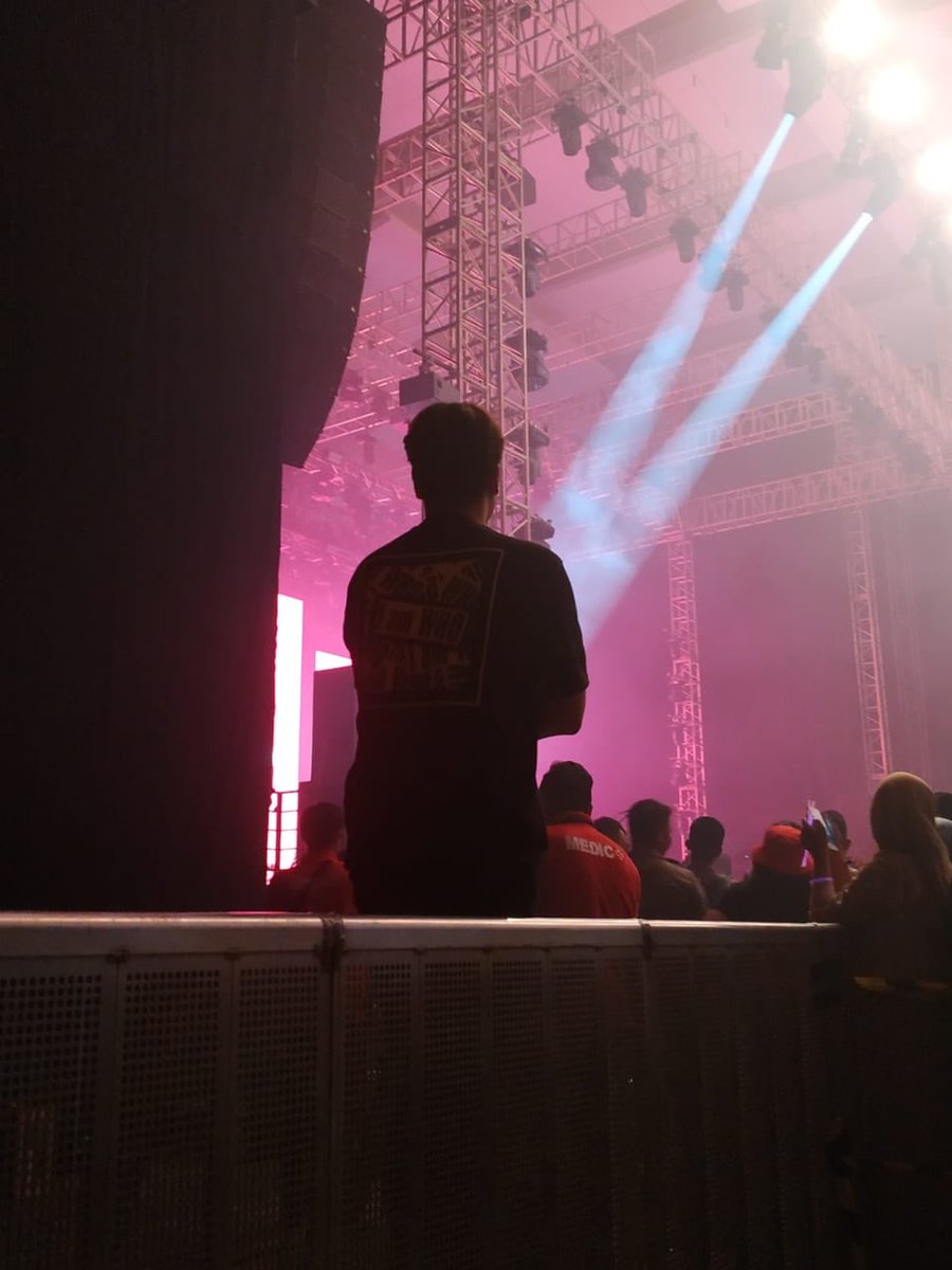 aRdHiTa's tweet photo. Ga bisa foto sama Straykids tp bsa foto sama Managerny yg hits pnh megang 2pm jg. I’m happy to meet u Oppa😘thank u🤗@Stray_Kids
#SpotifyOnStage2018 #SpotifyInIndonesia #SpotifyPremium #SpotifyEvent #StrayKidsinIndonesia #StrayKidsinJakarta #wheelchairgirl #VIP #restrictedarea https://t.co/no6684jms9