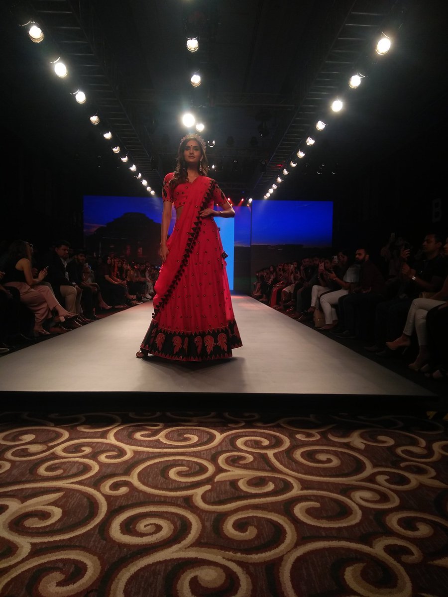 TimesFashionWk's tweet photo. #Reemly along the magnificent show stopper #RoshniSheoran was a sight worth not missing #BombayTimesFashionWeek #BTFW2018 https://t.co/8lYC2orR9X