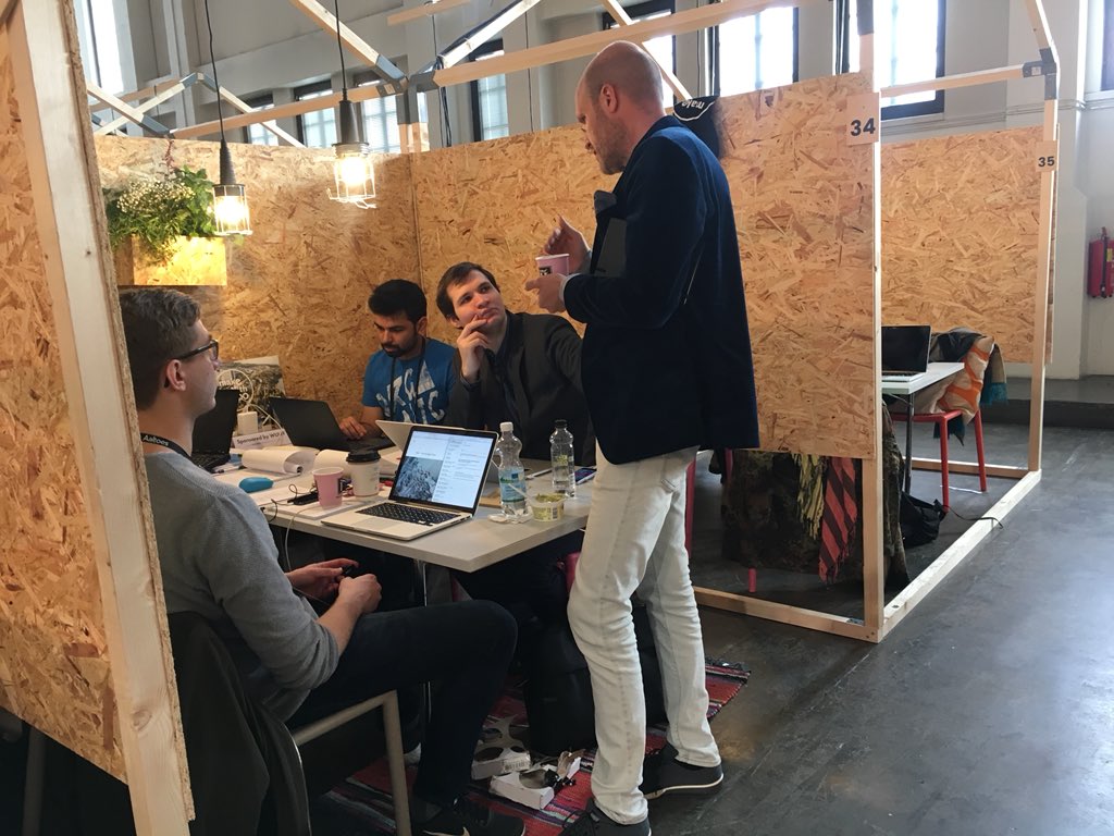 HeliHiden's tweet image. So glad to have mentors from startups and a big company here at #dashhack! Hack teams ask our #businessespoo customers directly how we could serve them better. We are listening and learning #MakeWithEspoo