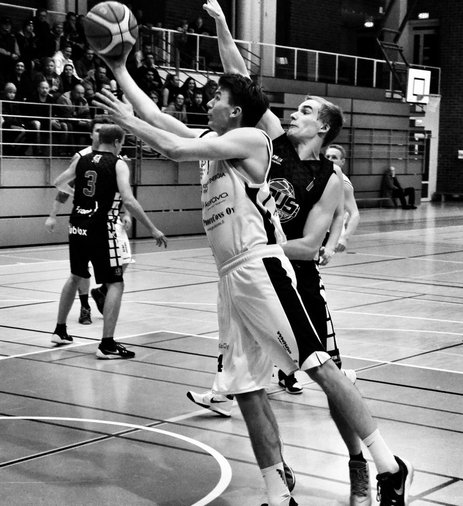 aaltobasket's tweet photo. Syysmasennus veks! Tänään hallilla kauden ensimmäinen kotimatsi kun vastaan asettuu @KeravanKori80. Pallo tipahtaa parkettiin 16:30 ja ottelulla on #M2D -takuu. Uusia feissejä rosterissa, tulkaa tsekkaa! 🏀 https://t.co/L0210r2dLb