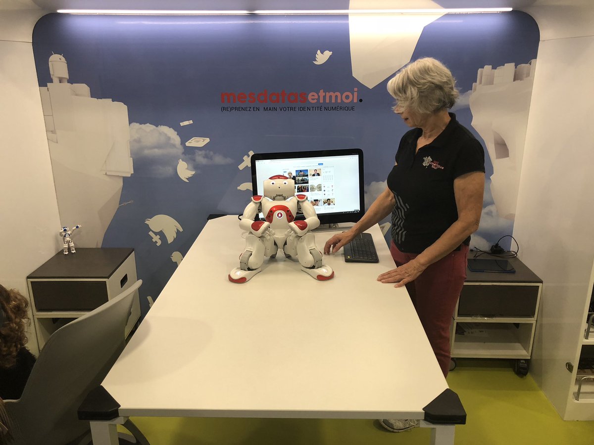 CCessac's tweet photo. Le Maif 💻numérique tour 🚚refait étape à Châteauroux pour la fête de la science @IutIndre. Aujourd’hui ouverture grand public Expérience en réalité virtuelle sur le stand « Mes datas et moi » pour reprendre en main son identité numérique. #FDS2018 https://t.co/RQW2C3aauY