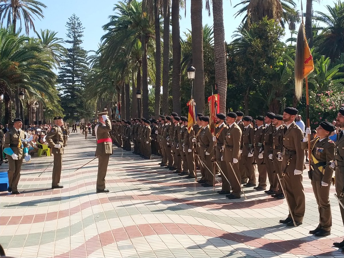 COMGEMEL_ET's tweet photo. El #COMGE GD José Miguel de los Santos Granados, q preside el acto, recibe Honores y pasa revista a la formación.
#RC10 https://t.co/bPZUj2ZeAy