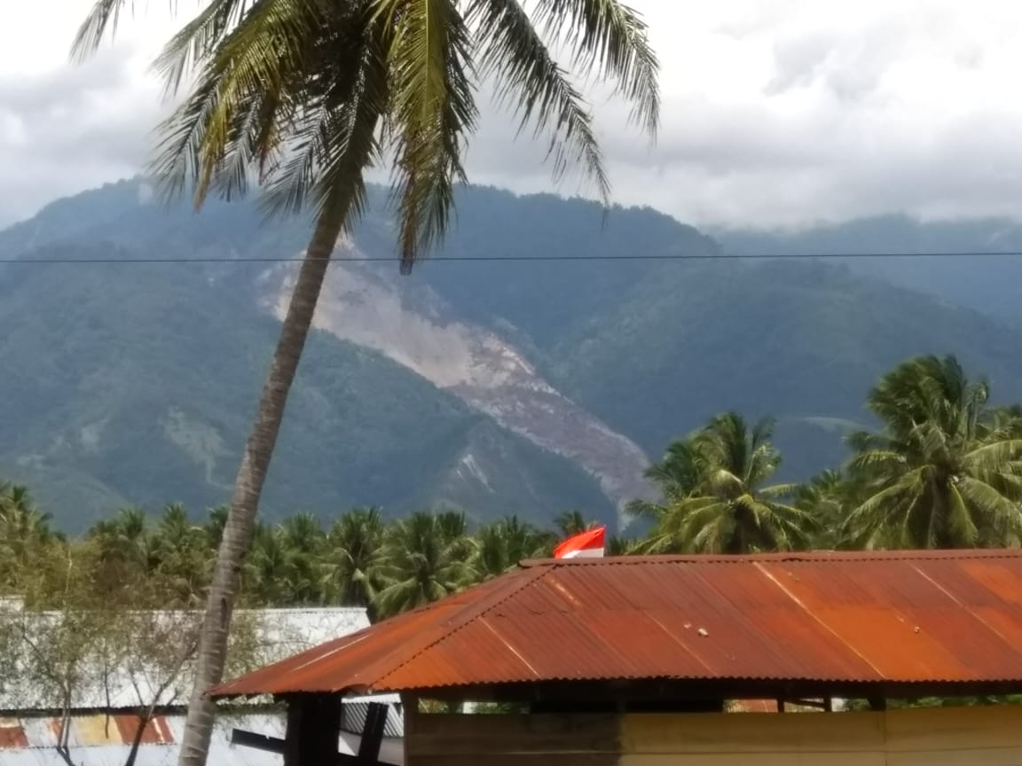 Aparat desa dan warga Desa Poi dan Desa Pulu Kecamatan Dolo Selatan Kabupaten Sigi Prov Sulteng diminta waspada ancaman longsor saat hujan deras. Gempa 7.4 SR menyebabkan bukit longsor seluas 62 hektar dan berpotensi menyebabkan longsor susulan bercampur lumpur.