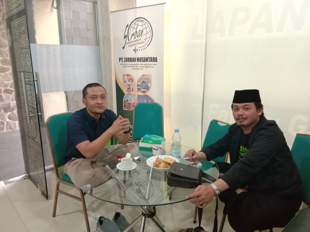 Ngopi karo Juragan Umroh &amp; Haji plus Dirut <a href="/sorban_travel/">PT SORBAN NUSANTARA</a> Gus @towus_AY Suwun Gus Jamuane kemaren Kopi+Gorengan yg membikin ngobrol jd Gayeng 😁👍 <a href="/Official_Ansor/">Gerakan Pemuda Ansor</a> <a href="/Mujib_Barton/">Mujiburrohman</a> <a href="/AbidUmarFaruq/">Moh Abid Umar</a>