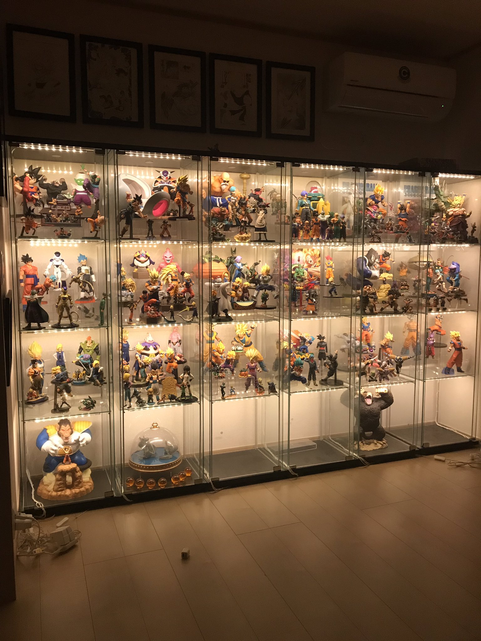 ようへい Dqウォーク ヨウヘイ流 フィギュア飾るコツ 対象アニメを1個に統一 コレクションケースを統一 仕切りごとテーマを設ける 仕切りごと主役を決める 大小混ぜて配置 照明を付ける 高低差を設ける 無駄な空間を埋める 配色