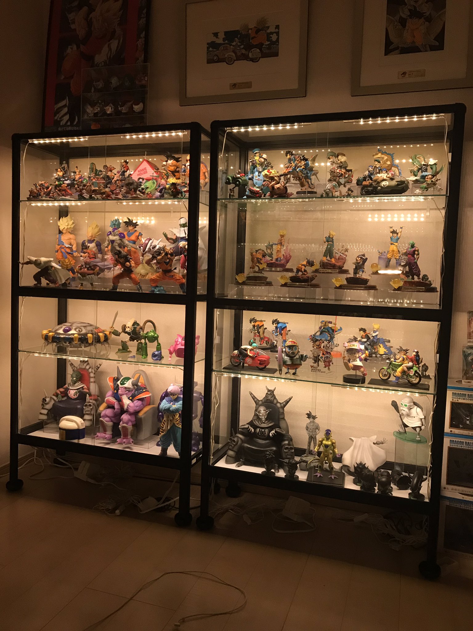 ようへい Dqウォーク ヨウヘイ流 フィギュア飾るコツ 対象アニメを1個に統一 コレクションケースを統一 仕切りごとテーマを設ける 仕切りごと主役を決める 大小混ぜて配置 照明を付ける 高低差を設ける 無駄な空間を埋める 配色 ようへい Dqウォーク ヨウヘイ流 フィギュア飾るコツ 対象アニメを1個に統一 コレクションケースを統一 仕切りごとテーマを設ける 仕切りごと主役を決める 大小混ぜて配置 照明を付ける 高低差を設ける 無駄な空間を埋める 配色