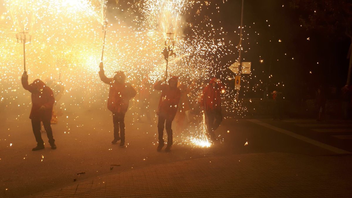 Diables_Borjuts's tweet photo. Recordant vells temps pels carrers del Pla de Sta. Maria amb els Diables del Pla De Santa Maria en un acte de La Fira del Vent. #borjuts #diablesborjuts #tabalersborjuts #diablesborgesblanques https://t.co/RaUPsqUV7h