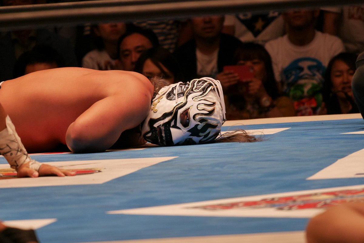 time2change_the's tweet photo. #BOSJ25 の某試合の写真を見てたら止まらなくなった。
この目の動きがすごく好き。ちょっと引きで撮ってるのでわかりにくいかもですが。拡大して見てね。
KIZUNA ROADのタイトル戦よりも、私は #BOSJ の2人の試合が好き。
2018.5.22
#エルデスペラード #NJPW #新日本プロレス https://t.co/7zDtTooVLB