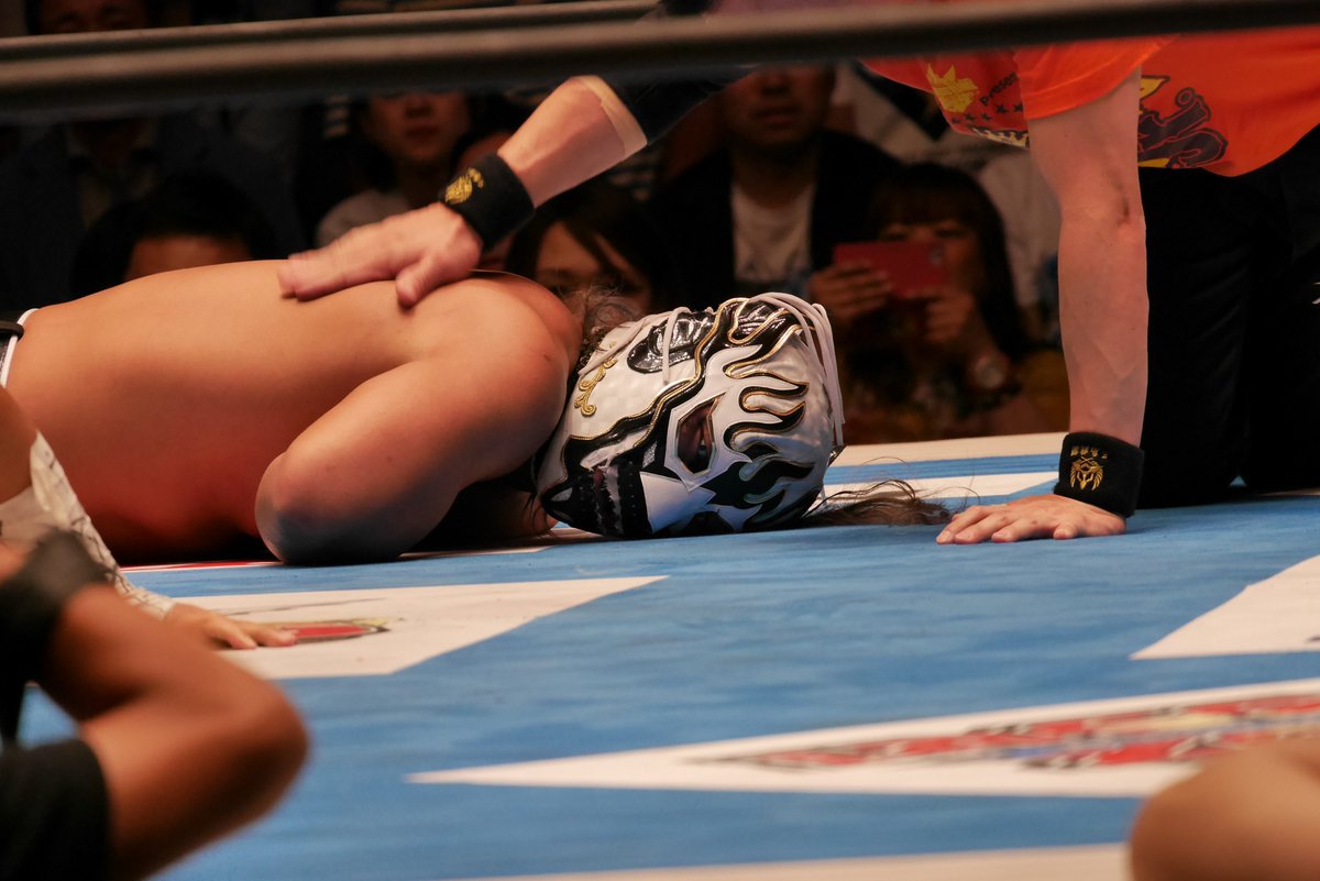 time2change_the's tweet photo. #BOSJ25 の某試合の写真を見てたら止まらなくなった。
この目の動きがすごく好き。ちょっと引きで撮ってるのでわかりにくいかもですが。拡大して見てね。
KIZUNA ROADのタイトル戦よりも、私は #BOSJ の2人の試合が好き。
2018.5.22
#エルデスペラード #NJPW #新日本プロレス https://t.co/7zDtTooVLB
