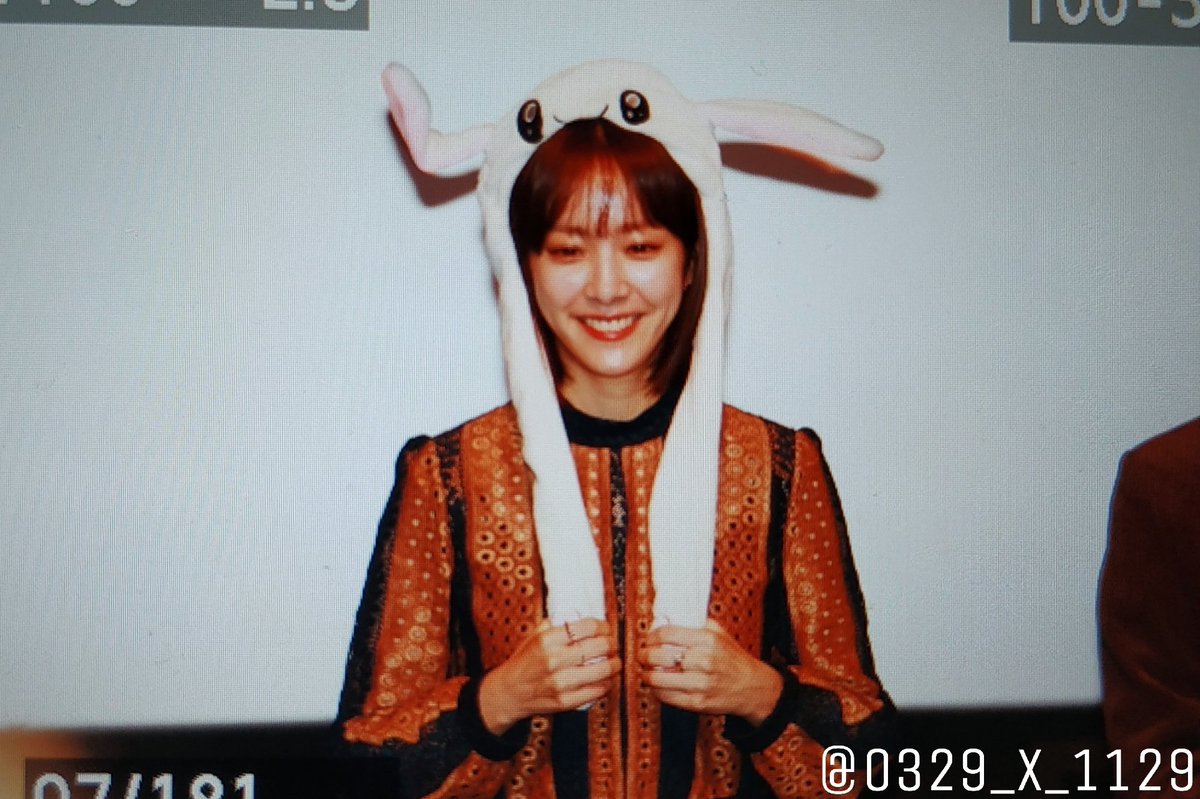 [Preview] 181013 #미쓰백 무대인사 #한지민 #권소현 미쓰백 영화 너무 최고된다,,,, 다들 꼭보세여제발.... 8ㅅ8Translate post