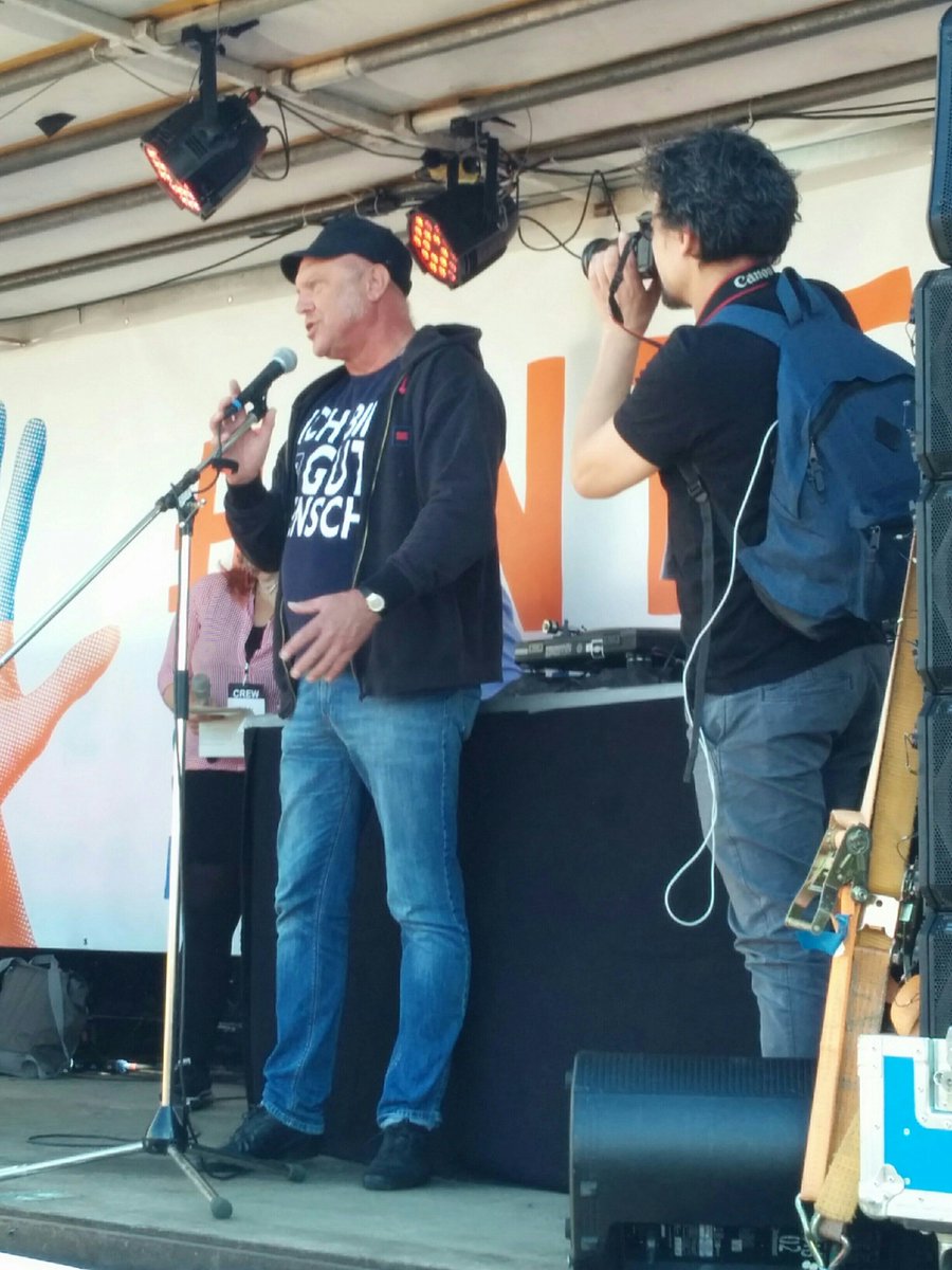 Unteilbar_'s tweet photo. .@UlrichSchneider vom Paritätischen Gesamtverband: "Wir wollen eine offene freie Gesellschaft, nur dann fühlen wir uns frei. Und dafür gehen wir auf die Straße." #unteilbar #b13010 https://t.co/icDMA7jWo9
