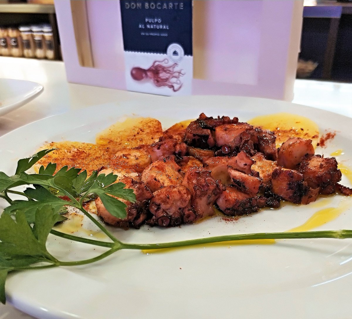 MCHM_Chamartin's tweet photo. La #degustación de hoy en Peña Delicatessen - @Pdelicatessen - es un canto a Galicia.
Pulpo de @donbocarte y vino godello-treixadura Ribeira Sacra de @Adegas_Guimaro
Más nacional... imposible.
.
#Mercadodechamartin #wine #tastingweekend https://t.co/9BDm2myDbI