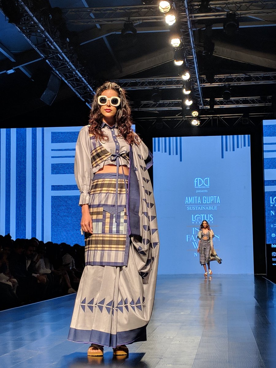 MissMalini's tweet photo. #AmitaGupta's collection gave me major retro vibes! Puffed sleeves and big shades galore๐
#LMIFW #MMatLMIFW @thefdci https://t.co/LO31Yohe89