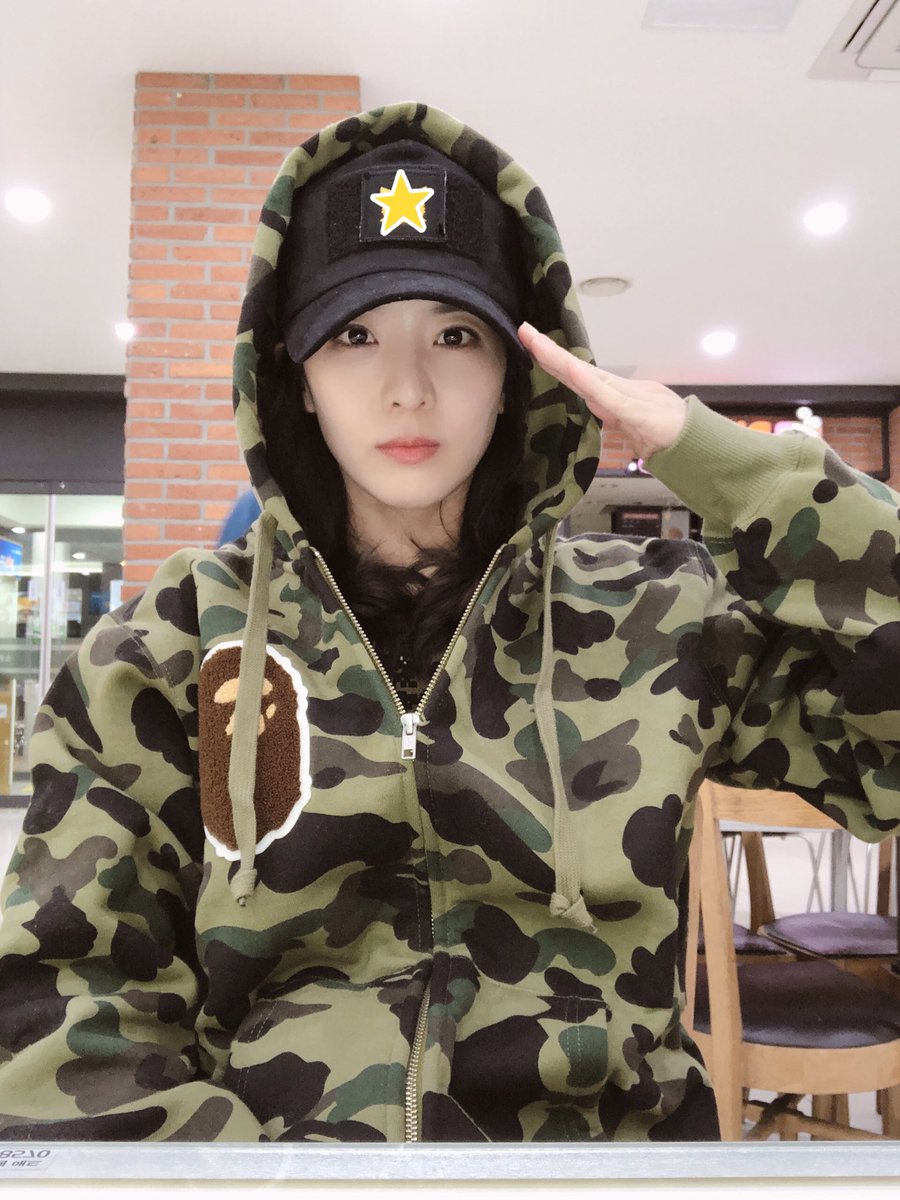 krungy21's tweet photo. 부상 없이, 몸건강히 전역했습니다! (사실 최큼 헬렐레..) 단결!!! 이제 안무연습 하러 갑니다. 대성아 기다려라! 누나가 간다!!! 이기자!!! https://t.co/JWcIgybkrq