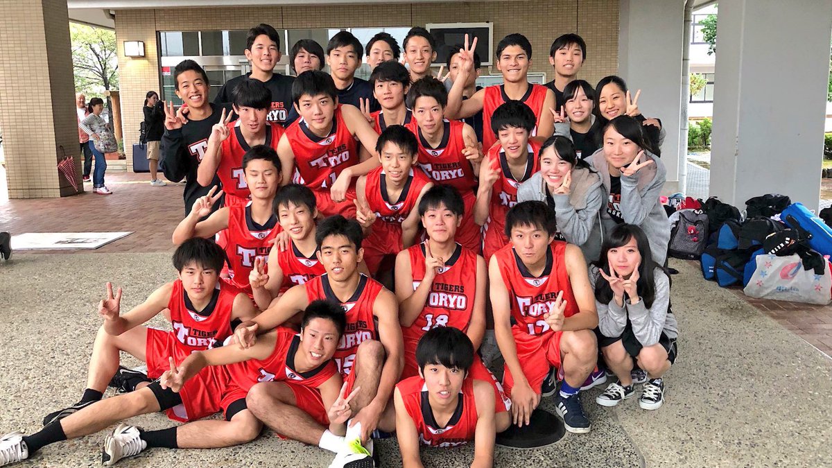 Yu06Shi08's tweet photo. ついに最後の大会が始まる🏀
ラストのユニフォームは14番です。
おっくん達が引退して1年がたった
やれる事はやってきた後悔してない
３年はこのメンツで暴れます💪
そろそろ俺らの本気を見せたろか😏
後輩どんどん俺らを頼ってくれ！
舞鶴で試合してべスト8行くぞ！！
行くぞー👊東稜バスケ部🔥🔥🔥 https://t.co/rsEChYgdln