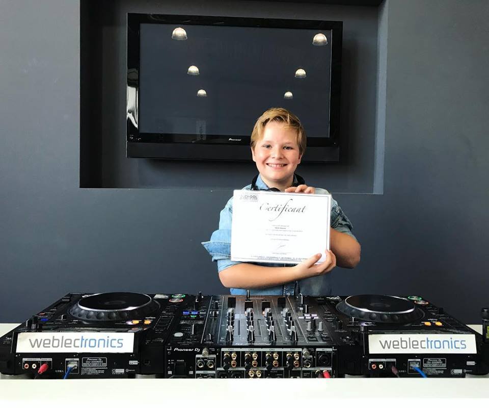 DJSchoolBenelux's tweet photo. Van harte gefeliciteerd Merlijn Meeuwis met het behalen van de DJ Basis Cursus! Top gedaan! #djschoolbenelux #djschool #dj #djing #djlife #djgear #music #dance #house #housemusic #breda #benelux #pioneer #pioneerdj #beats https://t.co/a7eHh47FuW