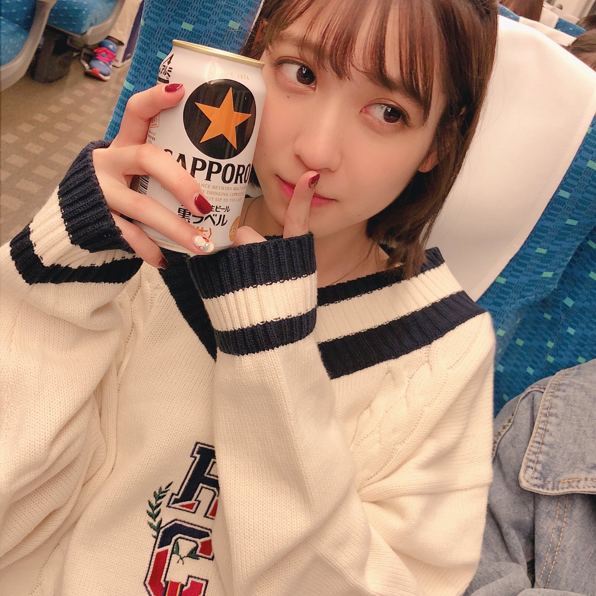 松岡菜摘 Pa Twitter 自己紹介でも言ったけど今日は19曲メドレー終わったらこれを飲むと決めてました 君に決めた 大阪最高 あれこの画先週もみたな