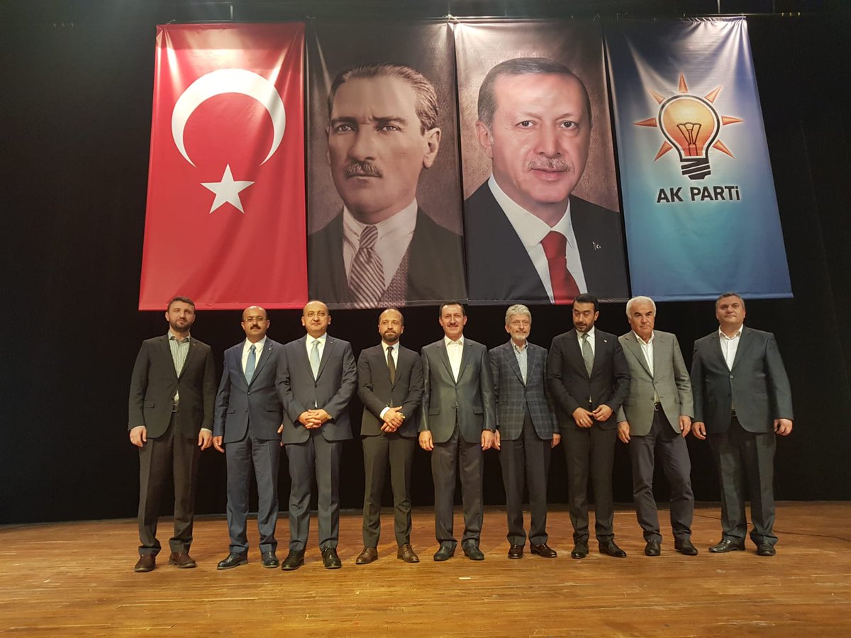 MAbdullahOzer's tweet photo. Üye bazlı çalışmalarda nüfus oranının "yüzde 25'lik dilimini üye yapma" hedefine metropol ilçeler arasında ilk ulaşan ilçe olarak ödülümüzü önceki dönem Başbakan Yardımcımız Sn. Emrullah İşler'den aldık. Rabbim resmiyette bulunan üyeliklerin gönüllerde daim olmasını nasip etsin. https://t.co/X1RPlSI85C