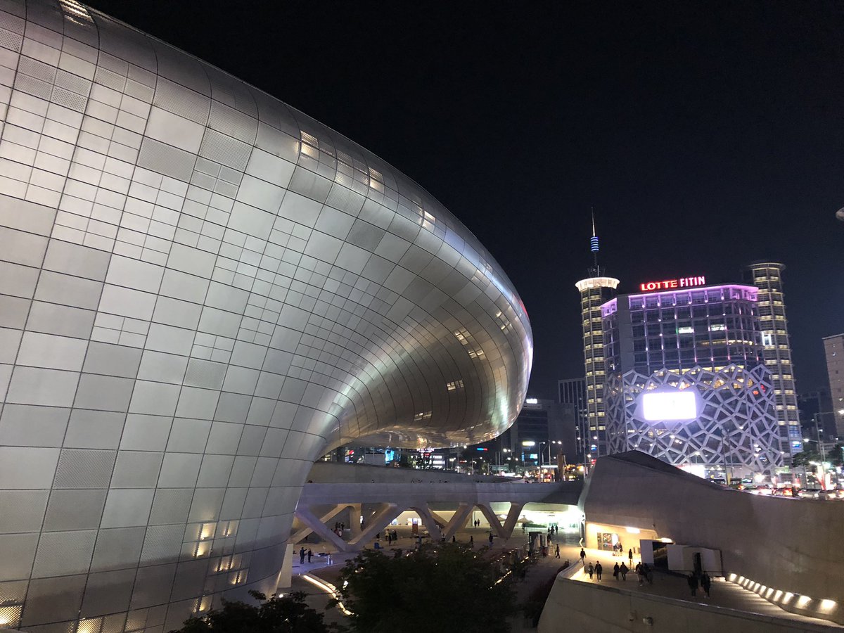 草彅洋平 プーチンとサウナ 韓国ソウルのザハ ハディドが設計し 今年完成した 東大門デザインプラザ ムチャクチャカッコいい 新国立競技場はザハで良かったとつくづく思いました T Co 3nlmuxpoio T Co V3ts2x1cd8 Twitter