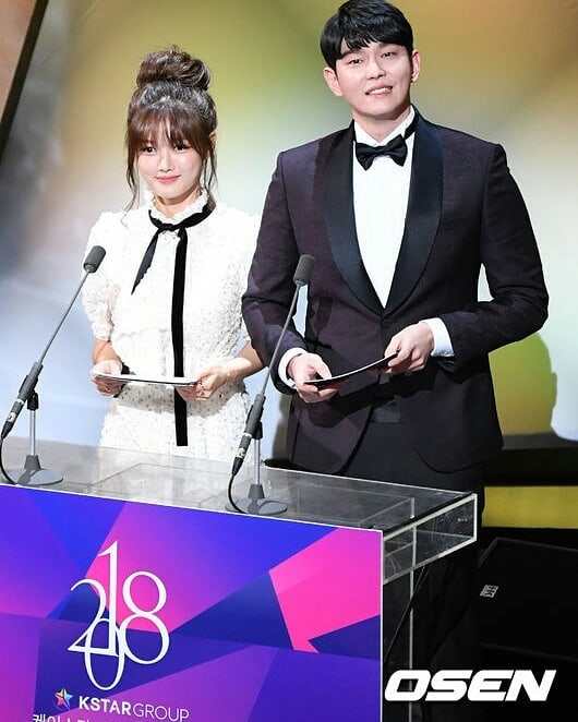 patkkuk's tweet photo. #KimYooJung #YoonKyunSang as presenters at #2018APANStarAwards ctto https://t.co/Jt4zgDRa9L
