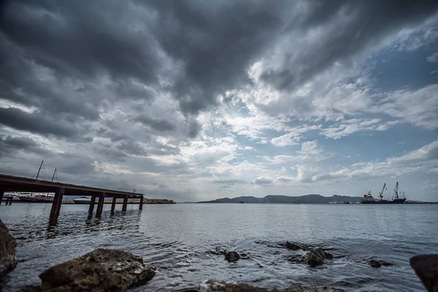 kwstasf's tweet photo. 🎶 Στηηην Ελευσίνααα μια φοράααααααα 🎶 βασικά πριν από λίιιιγο
#widephoto #clouds #rainyday #sea https://t.co/AIuDuDBd1M https://t.co/PtInIrhGGw