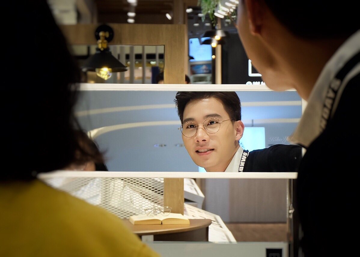 KikoYui2's tweet image. พนักงานขายที่หล่อที่สุดของ #OWNSDAY 🤓 ขายเก่งมากนะคะ #Tul_Pakorn