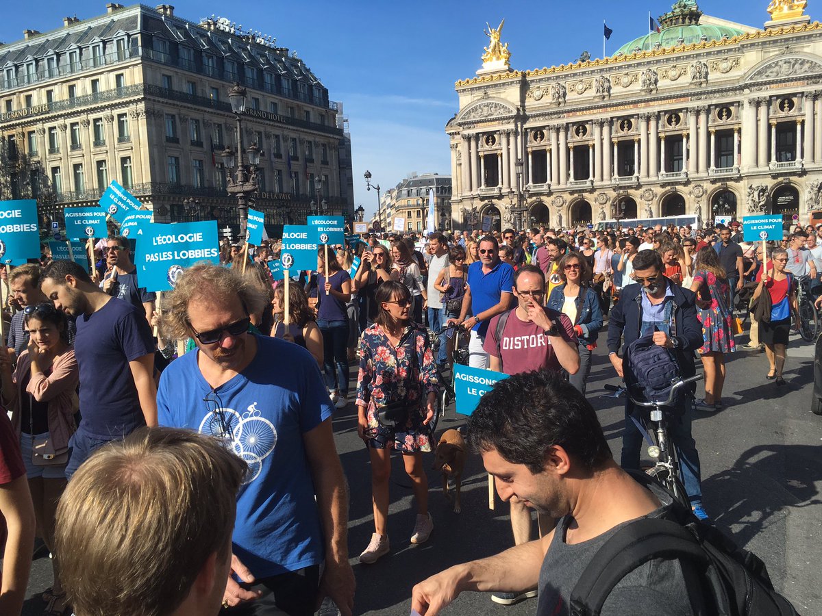 #ilestencoretemps du monde à Opéra pour la marche pour le climat ! Tous unis pour la planète :-) Avec joie, bienveillance, et amour ❤️. Chacun d'entre nous fait partie de la solution!