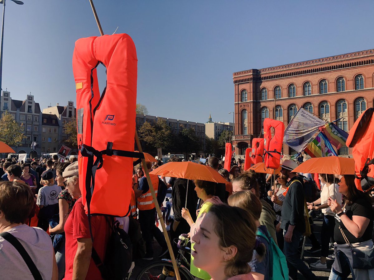seawatchcrew's tweet photo. Build Bridges, not Walls! Gemeinsam mit Zehntausenden sind wir bei #unteilbar in Berlin gegen Rassismus und für eine solidarische Gesellschaft auf der Straße! #seebruecke https://t.co/TLivJKIMFJ