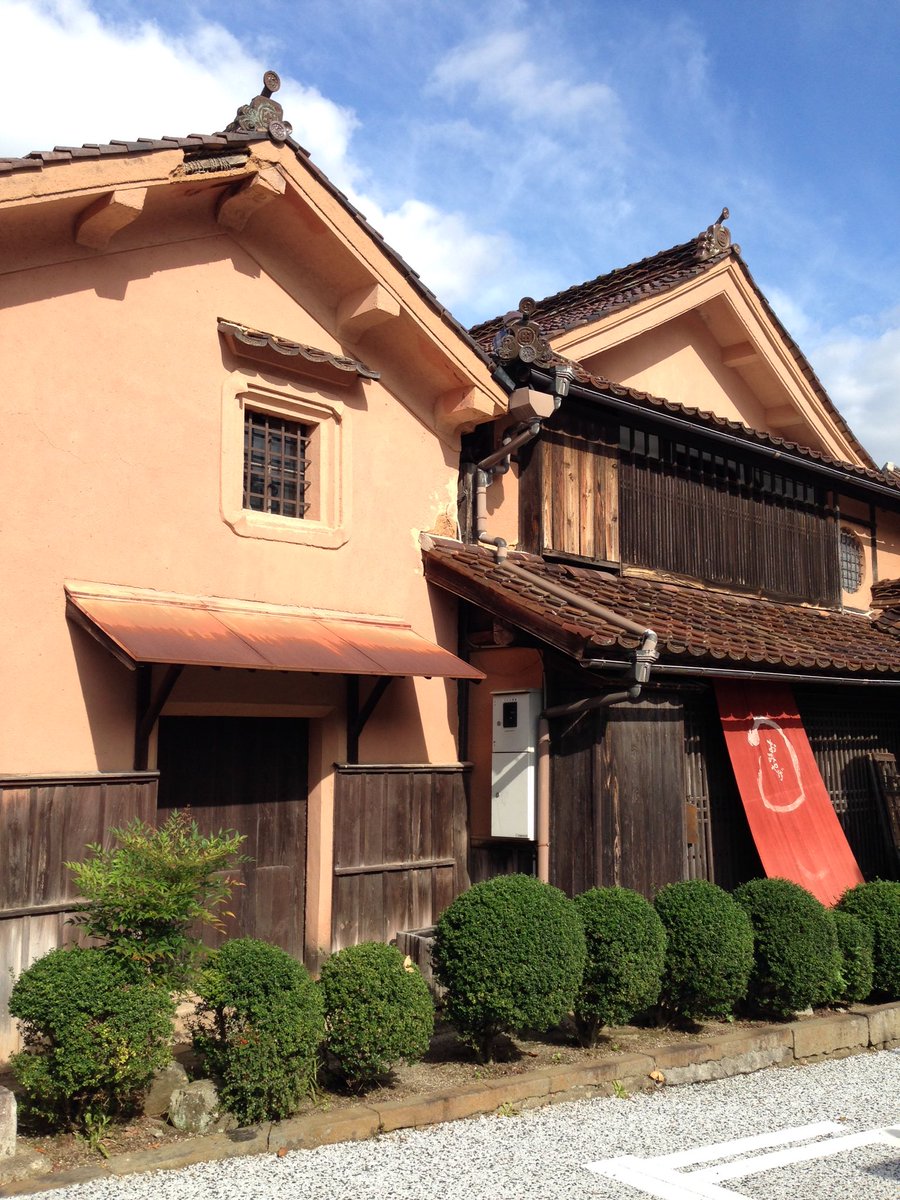 「岡山県高梁市の吹屋っていう弁柄ピンク色の町家の街並み保存してる地区が前から好きな」|マツオヒロミ・マガジンロンド発売中のイラスト