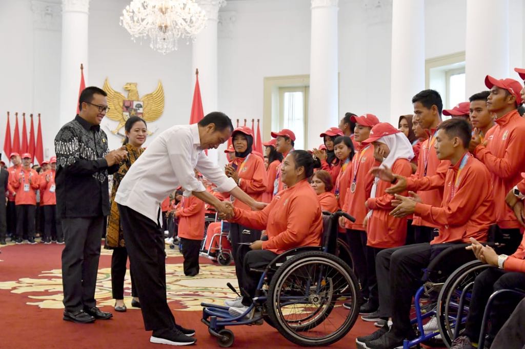 37 emas, 47 perak, dan 51 perunggu. Itu perolehan medali kontingen Indonesia di Asian Para Games 2018 sampai Sabtu sore,jauh di atas target 16 emas. 

Hari ini juga, sebelum acara penutupan, saya menyerahkan langsung bonus raihan medali itu kepada mereka di Istana Bogor. Selamat!
