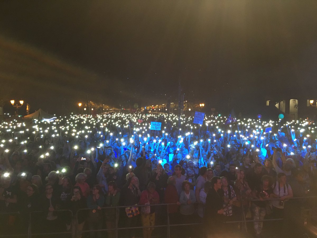 Georg Restle (@georgrestle) on Twitter photo 13/10/2018 17:46:05 Berlin leuchtet in der Nacht. #unteilbar Berlin leuchtet in der Nacht. #unteilbar