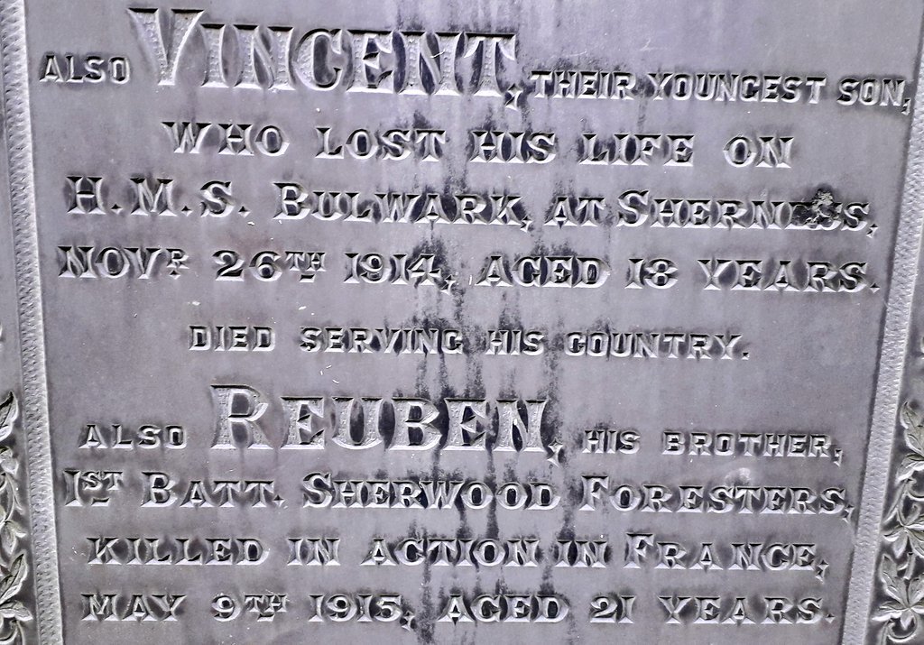 InscriptionsWw1's tweet photo. "DIED SERVING HIS COUNTRY"
#VincentWheatley
Died 26 November 1914 #HMSBulwark #Sherness
Aged 18
#ReubenWheatley
Killed in action 9 May 1915 #France
Aged 21
#SherwoodForesters
#GeneralCemetery #Nottingham
#WW1 #LestWeForget https://t.co/Vg8wXMA18u