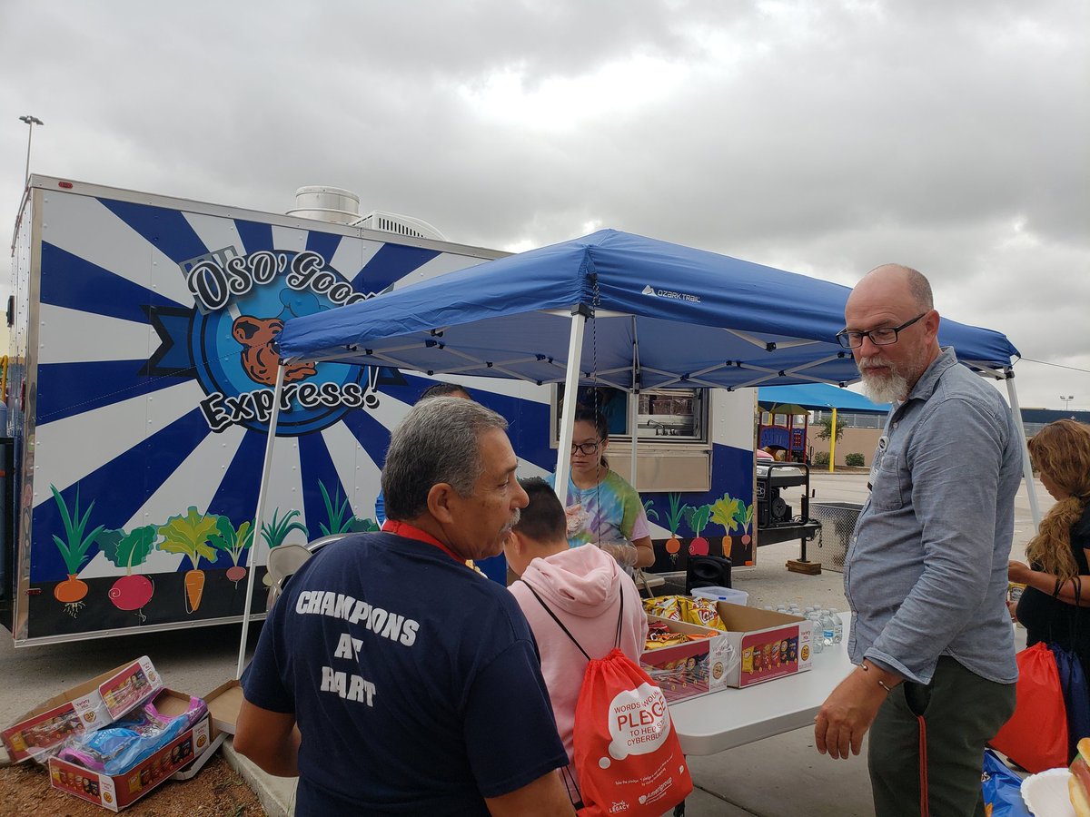 BelindaCHMS's tweet photo. Hot dogs by our very own Oso Food Truck, and informational booths supplying our community with treats and knowledge. Fall Festival in full effect at Hart Elementary.
#southsidecommunity #feederpatternpride https://t.co/5GS8DhS2gz