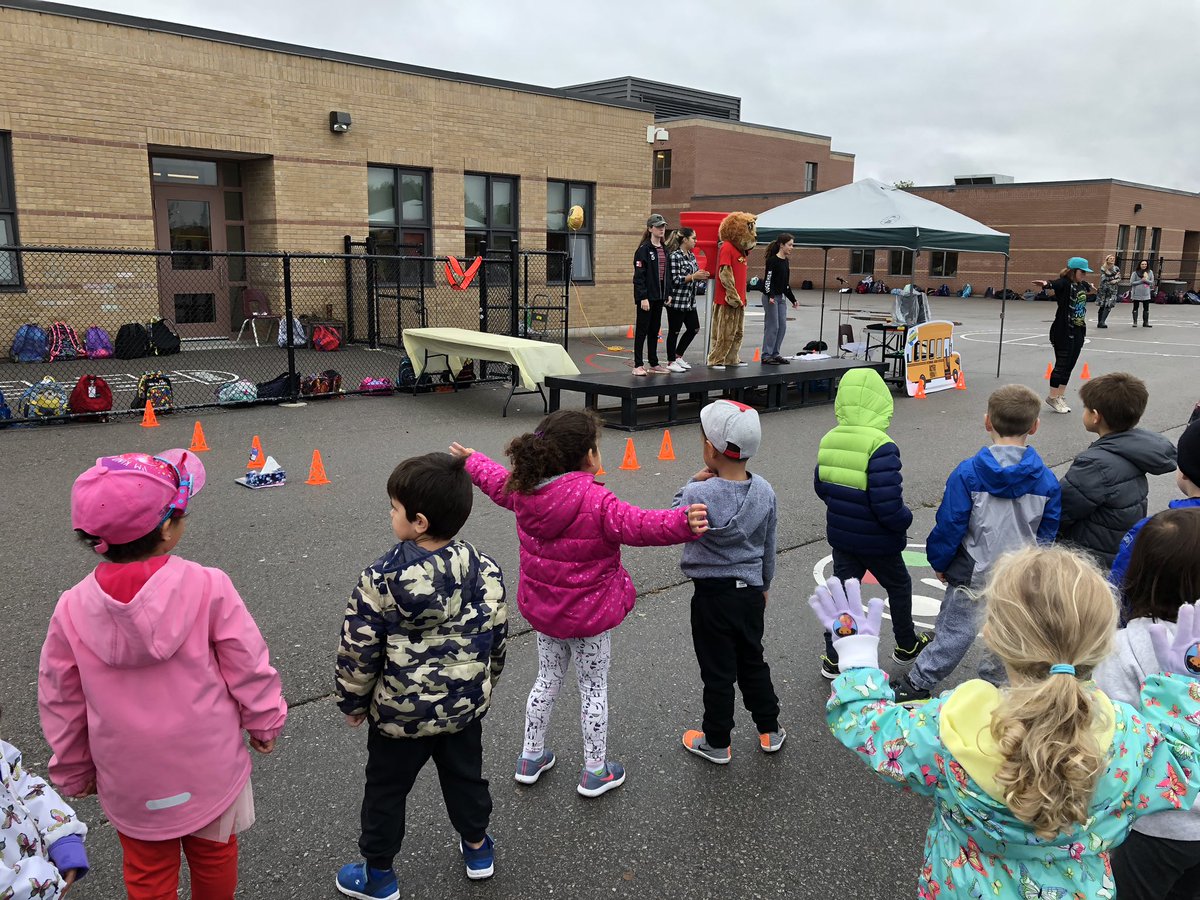 MonicaMigliano's tweet photo. On October 3rd, 550 of @StJeromeCES ‘s finest #walkedtoschool with family members and friends...well, 2 of my loves biked all the way from #newmarket 👍🏽...the grande finale was #zumba courtesy of Madame Lopez❤️ #GOLIONS Thank you @ActivateAurora 💙☀️ https://t.co/aTv0iyvLVg