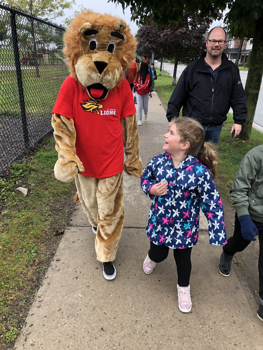 MonicaMigliano's tweet photo. On October 3rd, 550 of @StJeromeCES ‘s finest #walkedtoschool with family members and friends...well, 2 of my loves biked all the way from #newmarket 👍🏽...the grande finale was #zumba courtesy of Madame Lopez❤️ #GOLIONS Thank you @ActivateAurora 💙☀️ https://t.co/aTv0iyvLVg
